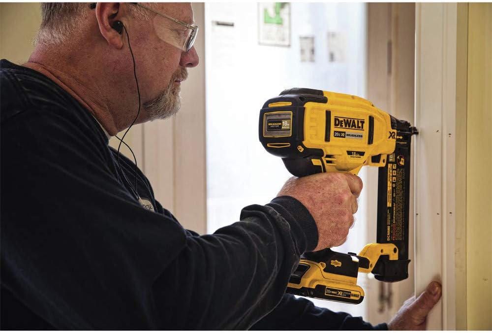 DEWALT 20V MAX* 18 Guage Brad Nailer Kit