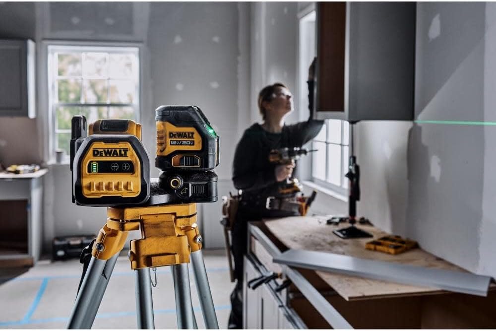 DEWALT 20V MAX* XR Cordless Cross Line Green Laser Kit