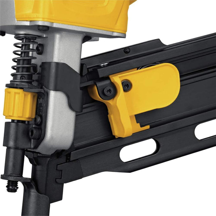 DEWALT 20V MAX* 21 degree Plastic Collated Cordless Framing Nailer Kit